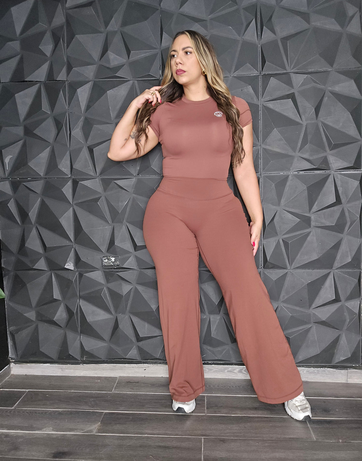 Set Activewear Marrón Camisa Mangas Cortas & Pantalón